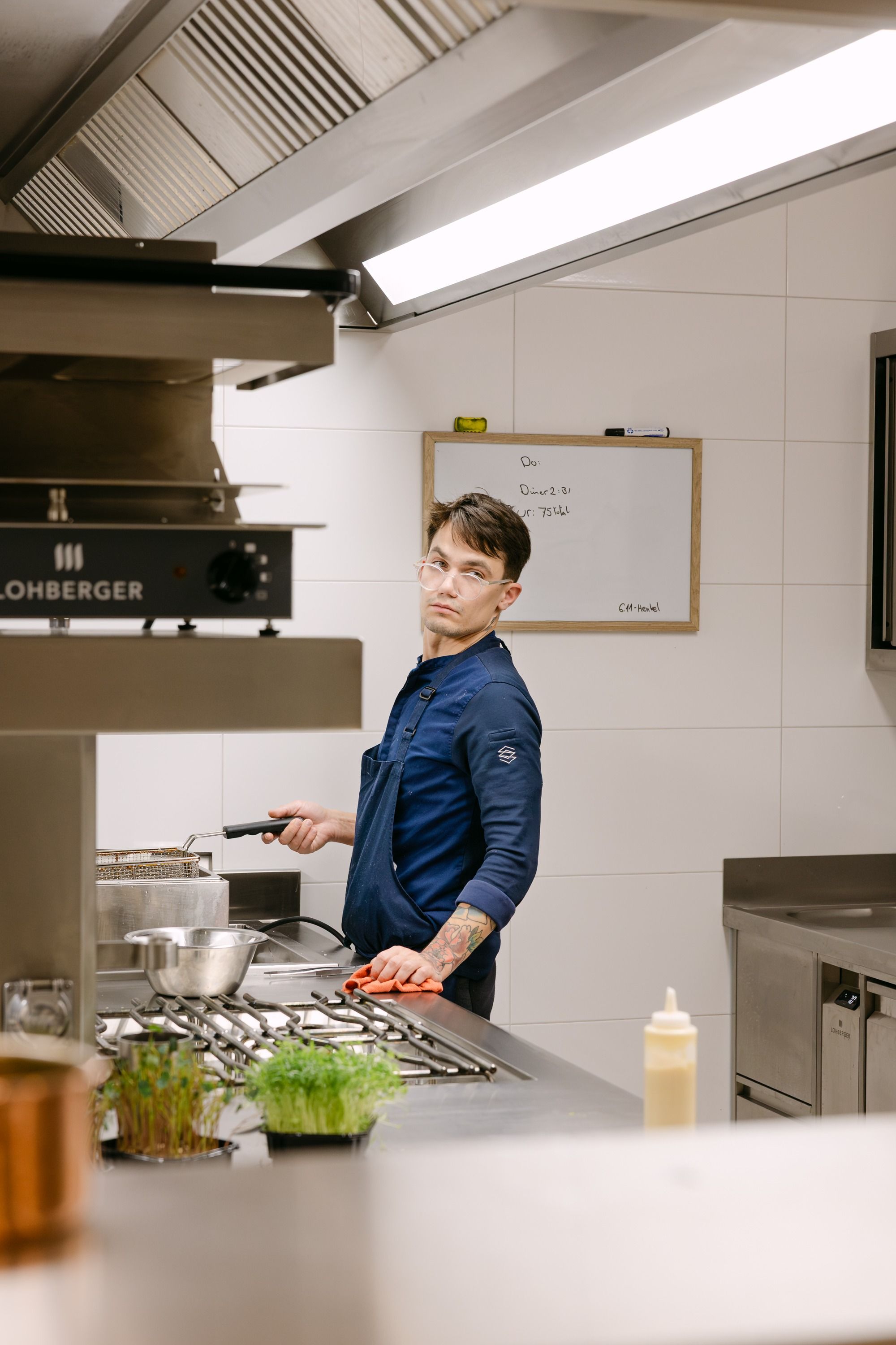 Jurij Daolio med delom v profesionalni kuhinji