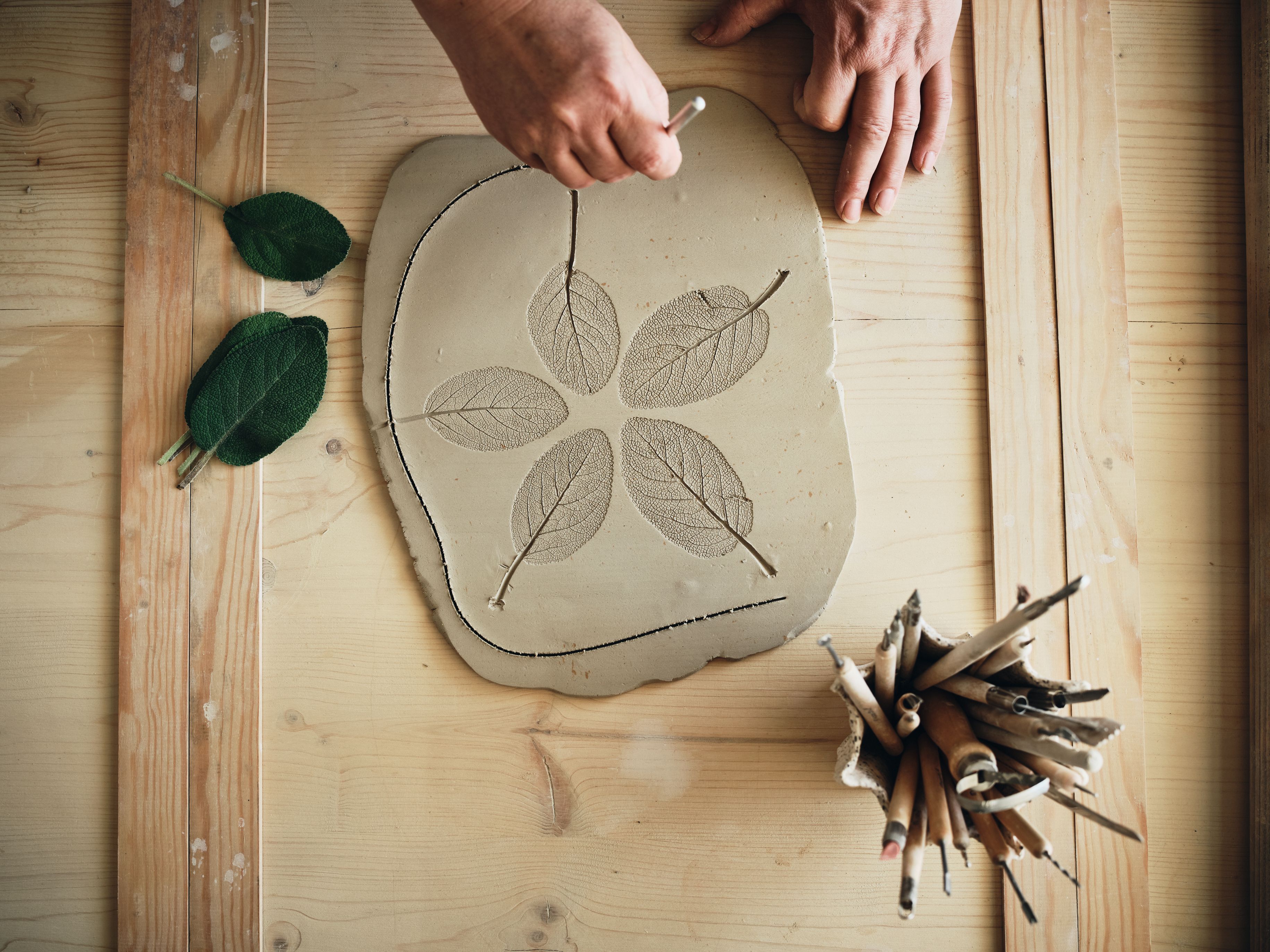 Decorazione in ceramica artigianale con motivo di foglie