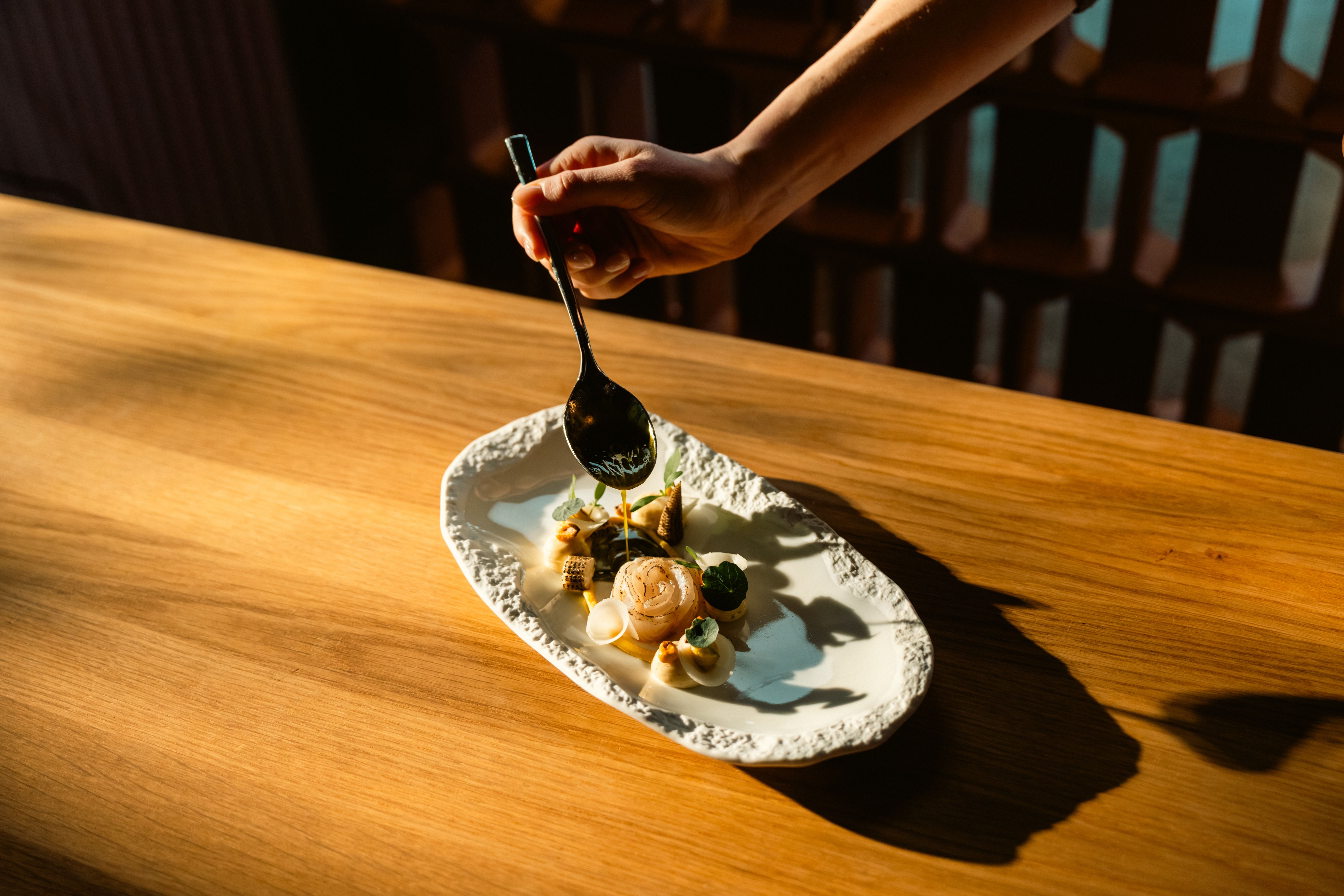 Chef zaključuje serviranje sodobno pripravljene jedi