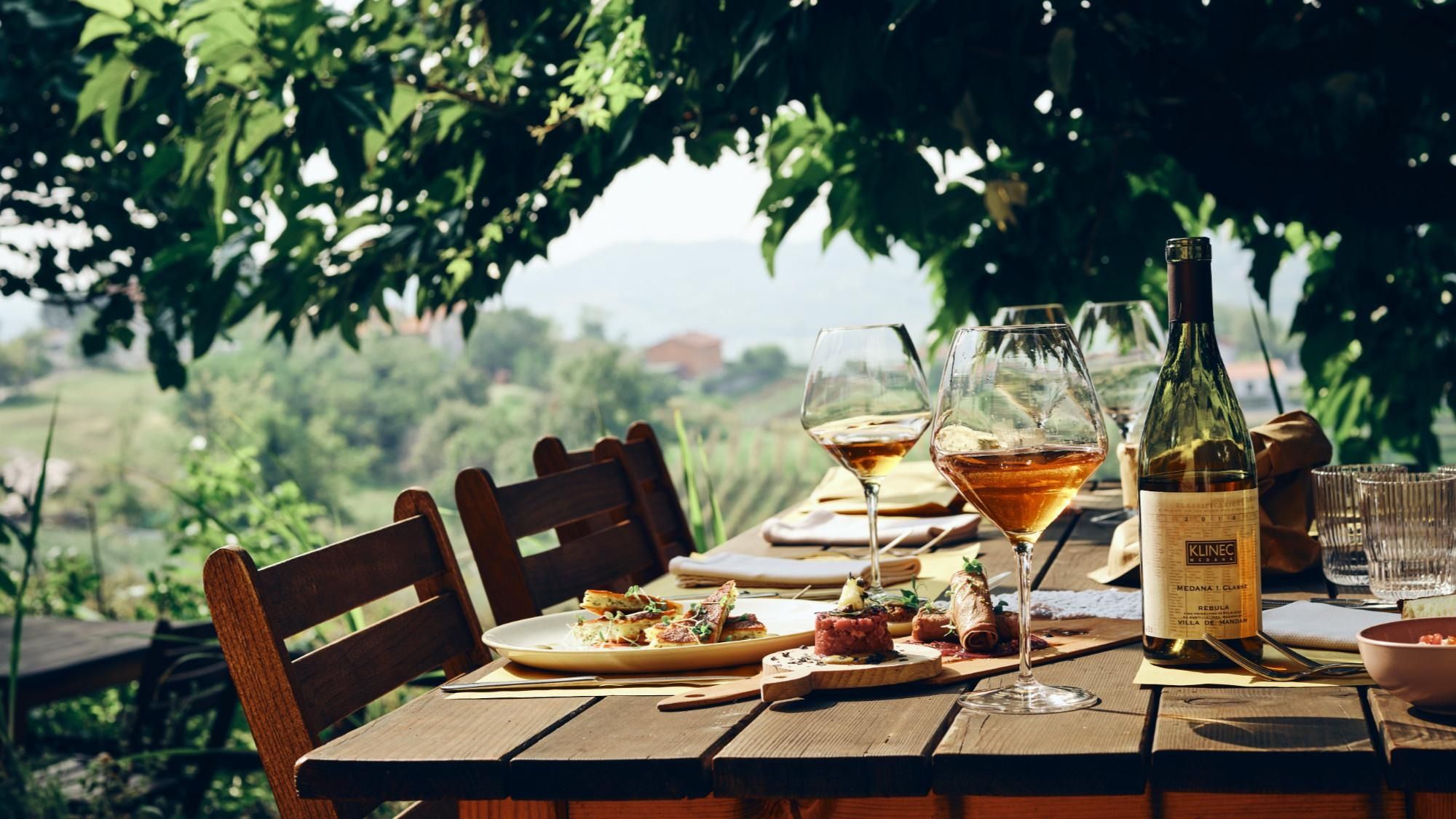 Klinec: Dva brata, pršut in oranžno vino z razgledom na Brda