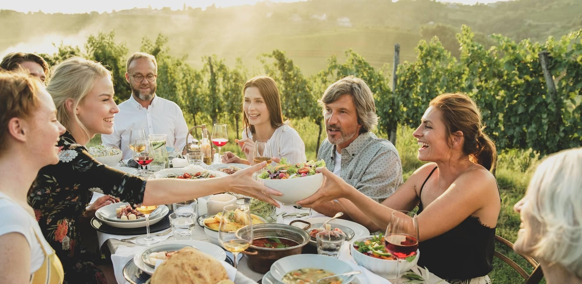Druženje med vinogradi ob lokalnih okusih