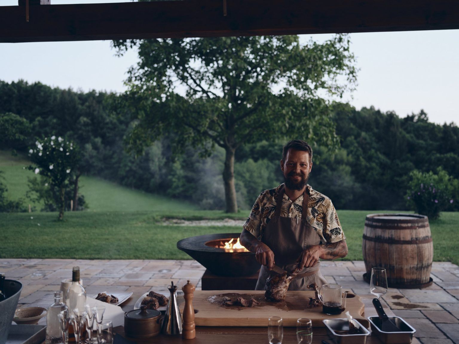 chef Bine Volčič med pripravo mesa