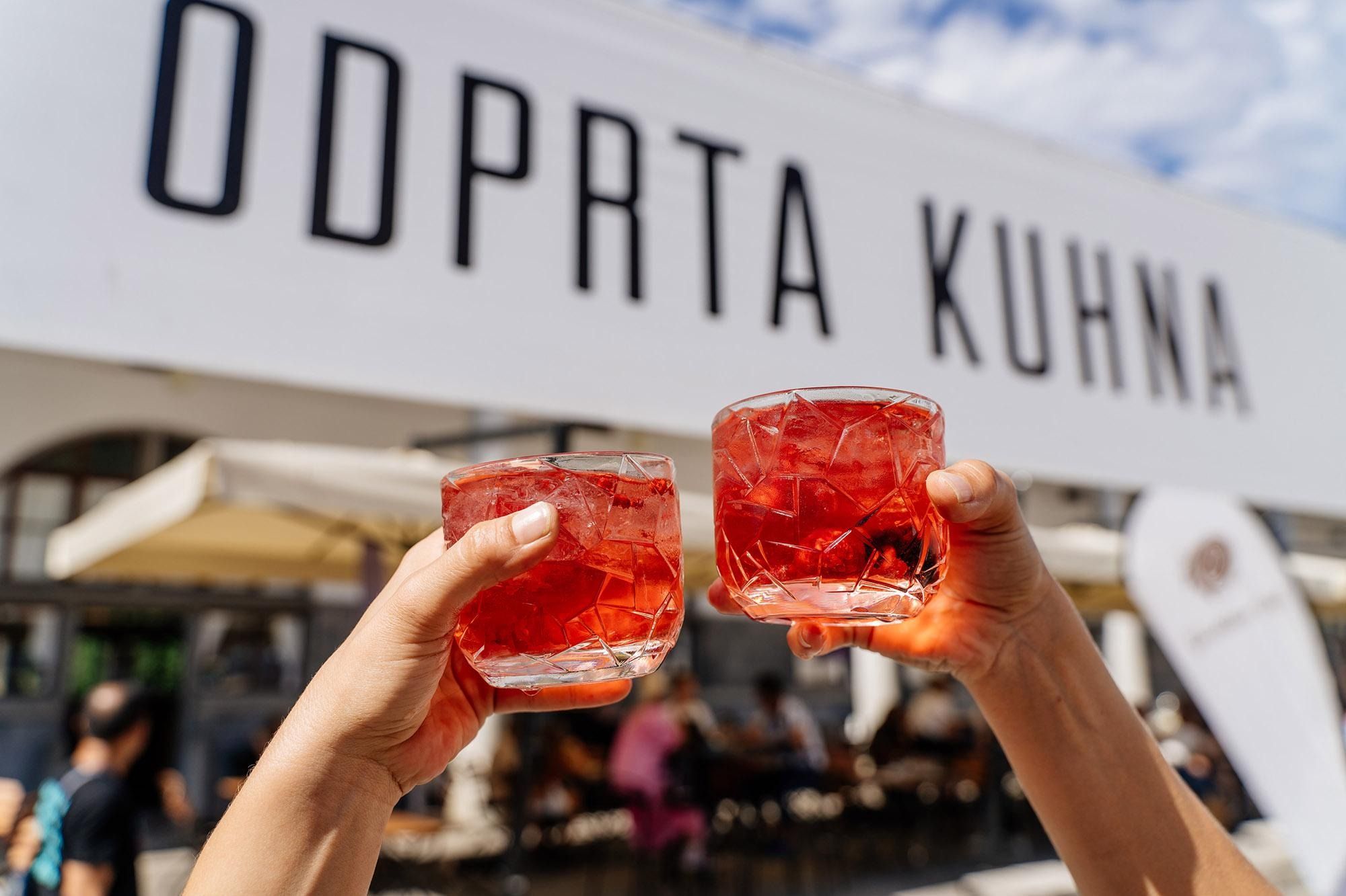 nazdravljanje Odprti kuhni