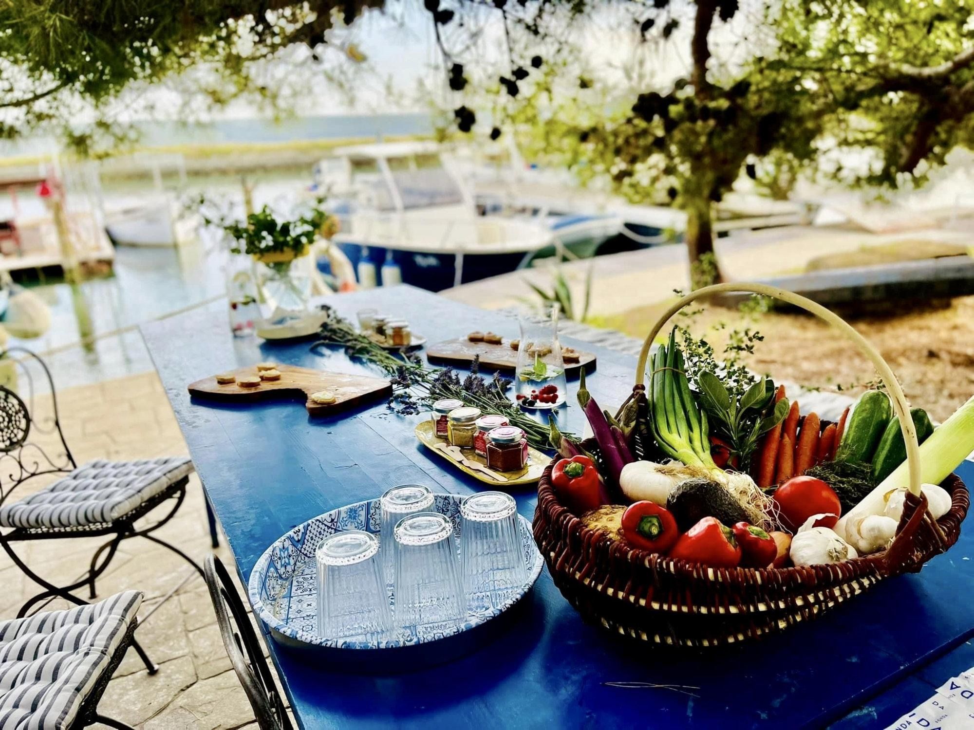 Mediteransko, pod borovci