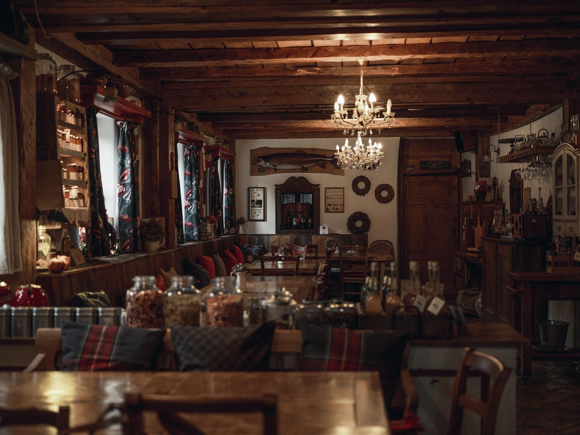 Domačija Novak: Domačija med gozdom in reko