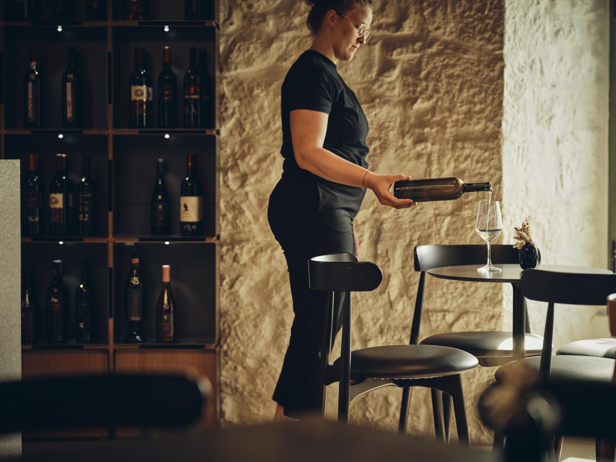Gaja Komel toči vino