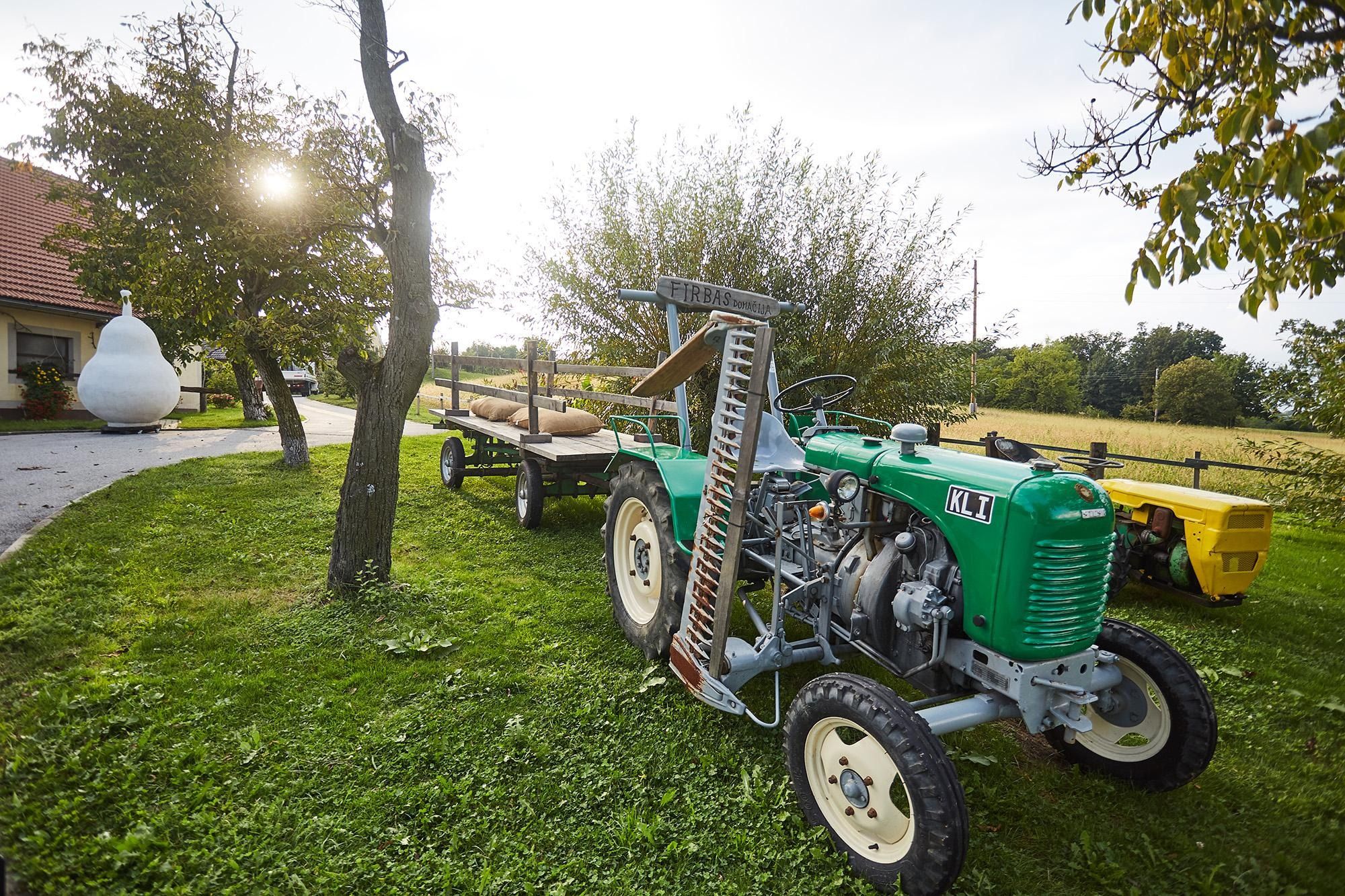 starinski traktor in hruška